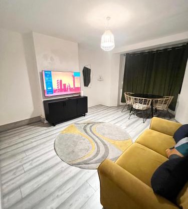 2 Bedroom flat with Balcony in White City, Hammersmith