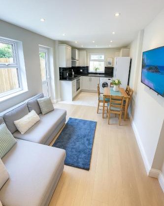 2-Bedroom Garden Flat - Modern, Bright - A