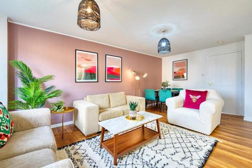2 Bedroom Gardens Retreat with Free Parking