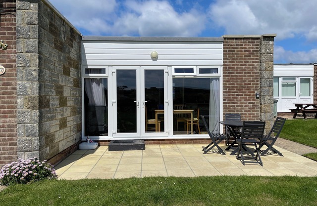 2 Bedroom holiday bungalow with sea views to the needles, 2 min walk to beach