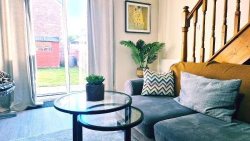 2 Bedroom House, Park on Doorstep, Families and Contractors Friendly, Near Parkway Station