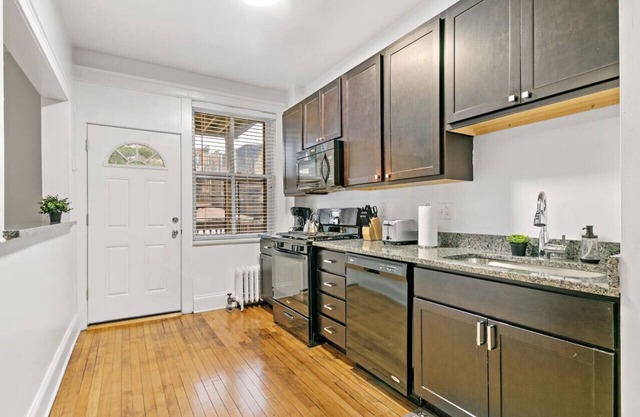 2-Bedroom Indulging Condo Apt in Festive Boystown