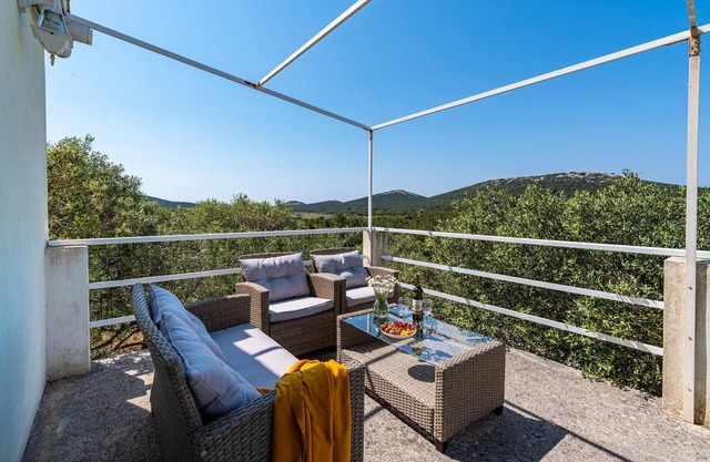 2 bedroom nice home in Molat