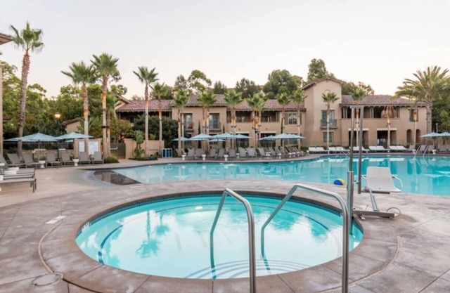 2-bedroom resort in perfect Newport Beach with fitness room, AC, WiFi