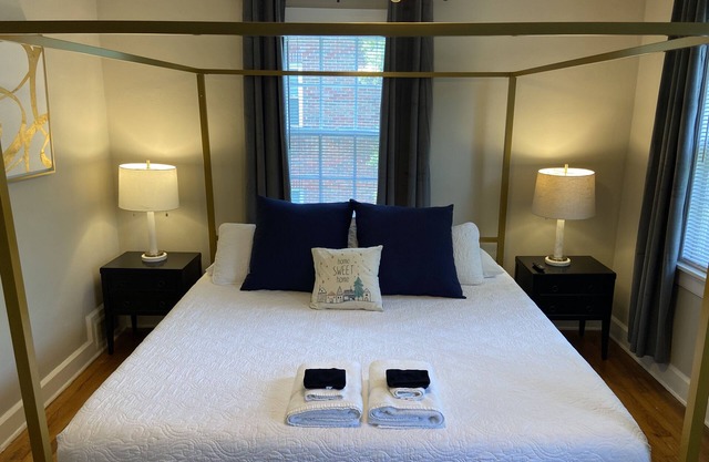 2 Bedroom-Sleeps 5-Only 5 Blocks to the Square and MTSU!