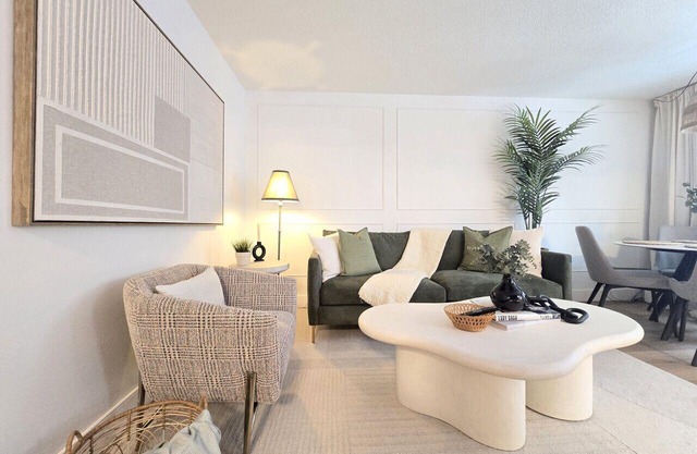 2 Bedroom Suite Downtown w/Parking