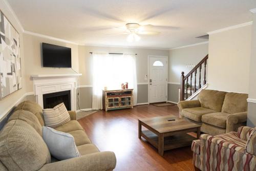2 Bedroom Townhouse Retreat 10 min to UA Stadium