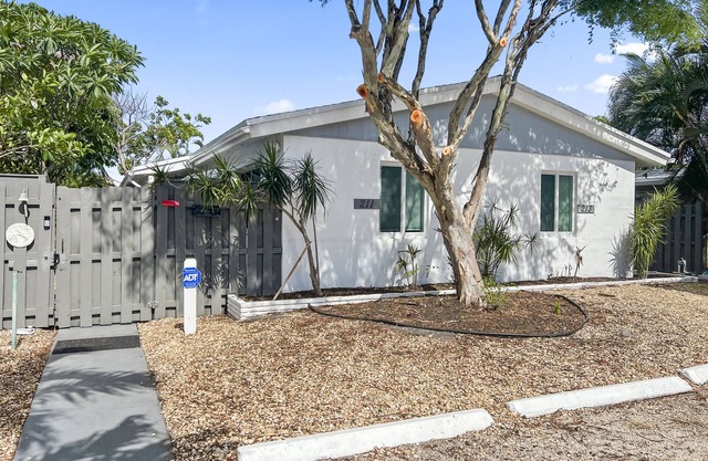 2 Bedroom Tropical & Cozy Home Near Beach: Private, Yard, Parking