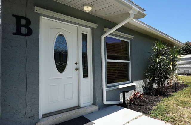2-bedroom villa in gorgeous Fort Pierce with AC, WiFi, fitness room