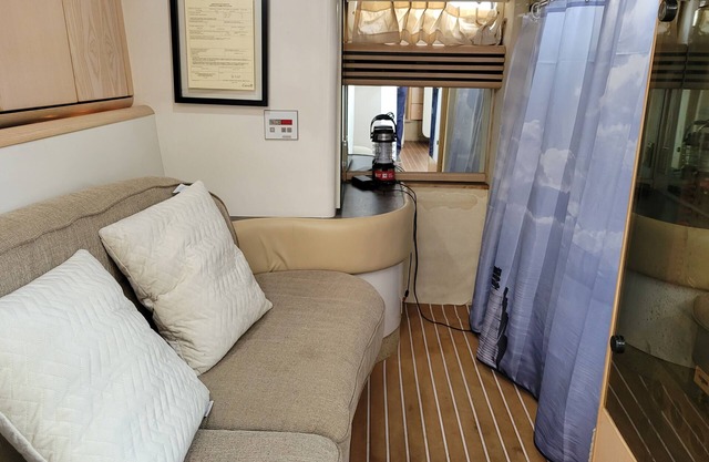2-Bedroom Y Boat in amazing Downtown Vancouver