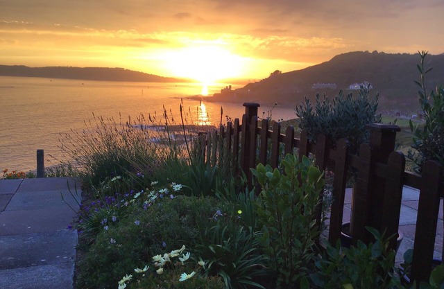 2 bedroomed chalet in idyllic frontline coastal location, wonderful views