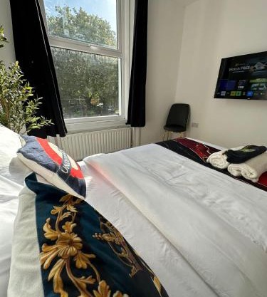 2 Bedrooms a modern bathroom apartment in CITY OF WESTMINSTER North Paddington area Walking distance to Westbourne Park Notting Hill Paddington underground stations 100s of shops TVs in every room including SKY SPORTS and Netflix