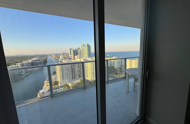 2 Bedrooms Apartment In Hollywood