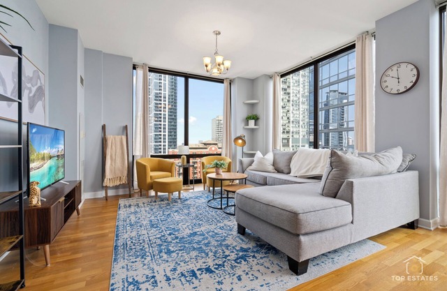 2 Bedrooms Condo In Chicago