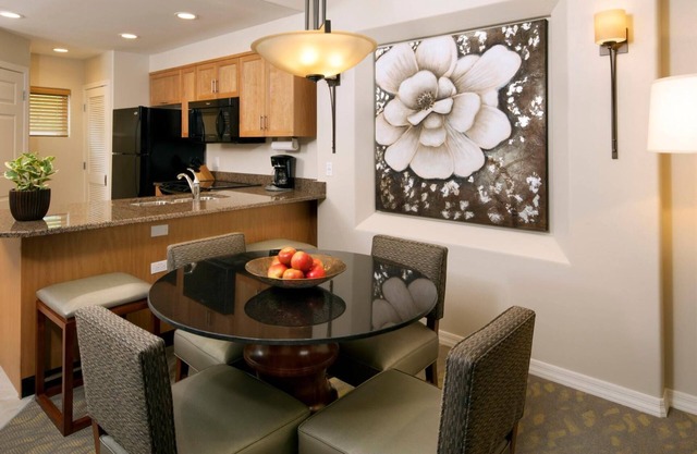 2 Blocks from Phoenix Open, Enjoy Sat and Sun rounds, Awesome restaurants/shops