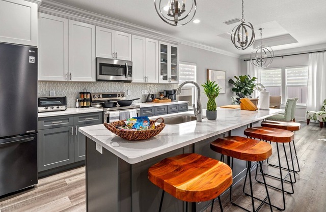 2 Blocks to Beach! Bright Airy 3bd/2ba · Sleeps 7