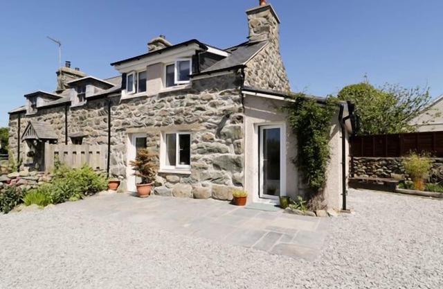 2 BORTHWEN COTTAGES, pet friendly, with open fire in Dyffryn Ardudwy