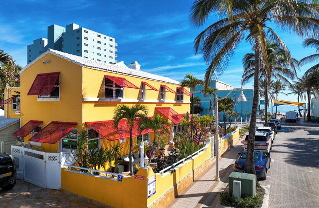 2 BR Beach Suite Steps from the Sand & Prime Location with Chairs/Bikes/Hot tub