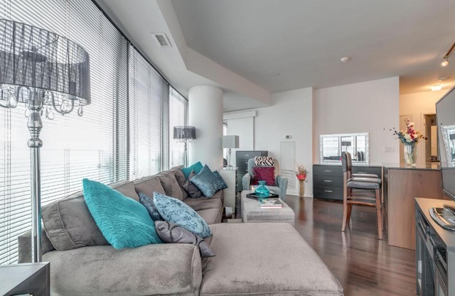 2 BR - CN Tower, Views