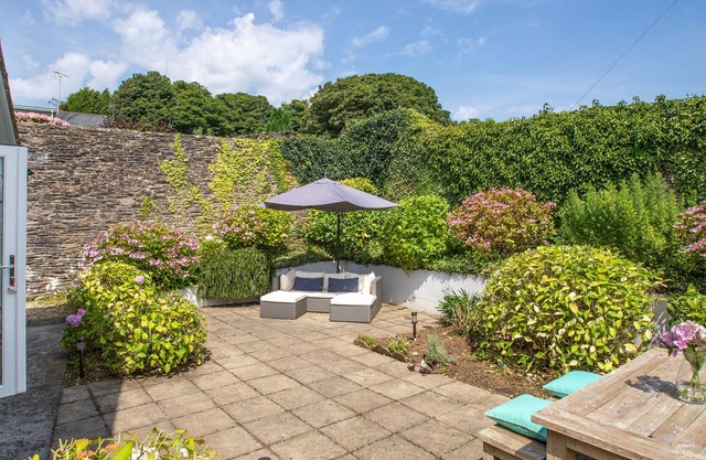 2 COACHMAN'S COTTAGE, HILLFIELD, family friendly in Dartmouth