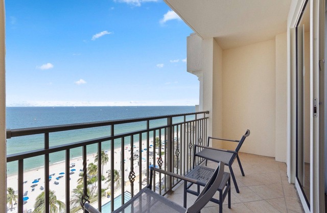 2 Comfortable Units with Balcony! Oceanfront, Kitchenette! Outdoor Pool, Pet-friendly!
