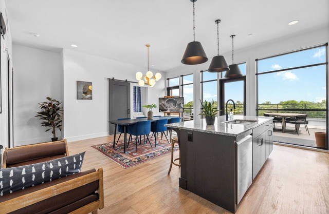 2 Condos- 8 Min to Broadway-Rooftop Views-5 King