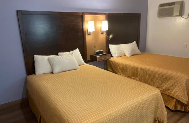 2 Double Beds Stay for Family Fun! Scottish Inns, Parking, Near Niagara Falls