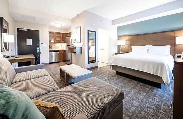 2 Elegant Hotel Rooms w/Poolside Tiki Bar – Steps from Marco Island