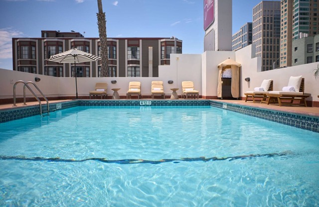 2 Family-Friendly Units Cozy Room, Steps to Yerba Buena & Rooftop Pool in SF
