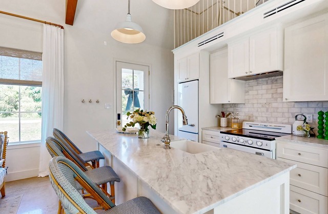 2 Farmhouse chic cottages between Brenham and Lake Somerville- open layout, W/D