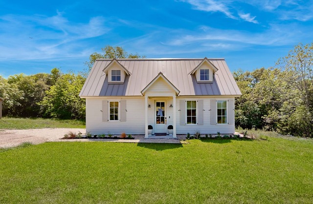 2 Farmhouse chic cottages between Brenham and Lake Somerville- open layout, W/D