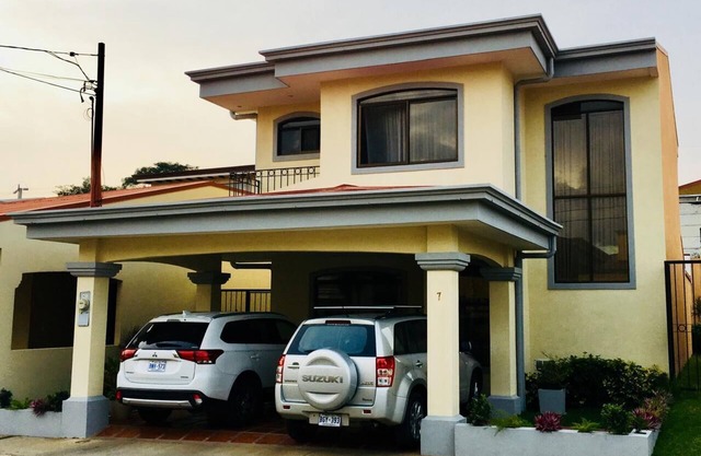 2-floor, 3-bedroom house/AC/WiFI/10 mins from SJO and 15 mins from Parque Viva.
