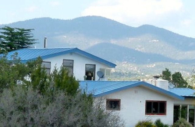 2-floor Rural Hillside Serenity Close to Town. Hike and Bike from the House