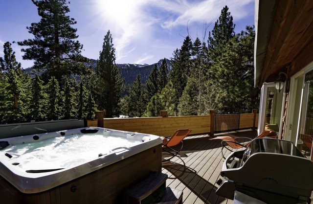 2 FREE ski passes! HUGE private deck & hot tub! PET FRIENDLY!