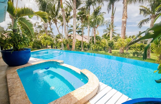 2 Golf Carts Included, 9Min from the Beach Villa