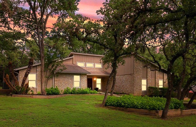 2 King Beds in Relaxing Oasis in Texas Hill Country - Free Wi-Fi, Parking, Snack