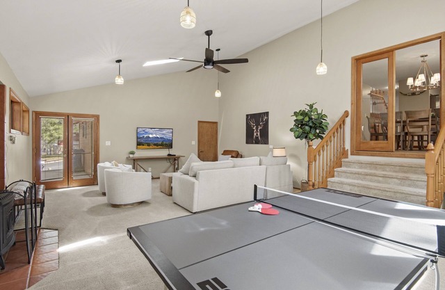 2 Living Rooms + Fires | Quick Drive Downtown
