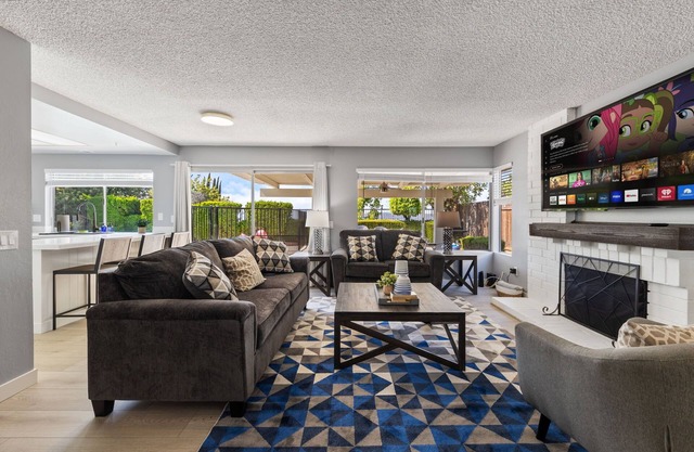 2 Living Rooms+Pool View 4bd-3ba Cal King 18mi Disneyland
