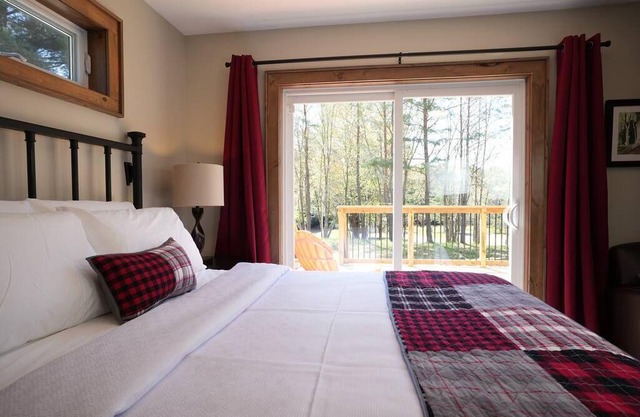 #2 Lodge Room (1 Queen Bed)
