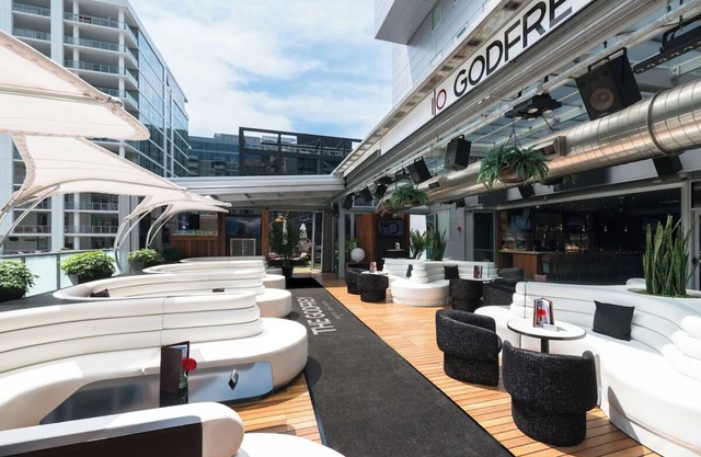 2 Luxury Queen with Rooftop Lounge & City Views Near Attractions