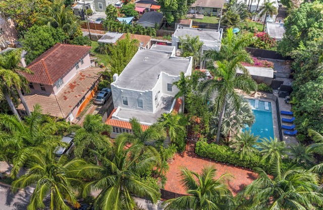 2 Mansions! with Pool & Garden & BBQ & Sleeps 22 + 8 Bedrooms!