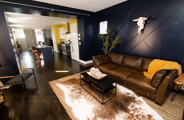 2 mi to Downtown, Walk to Restaurants, Spacious House, Hottest area of Nash!
