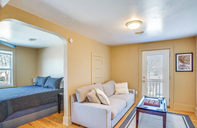 2 Mi to Dtwn: Studio Suite in Sheboygan