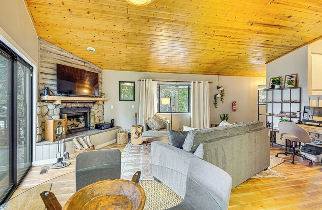2 Mi to Lake Arrowhead: Treetop Retreat w/Deck
