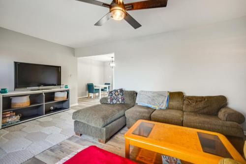 2 Mi to Pewaukee Lake! Peaceful Retreat with Yard