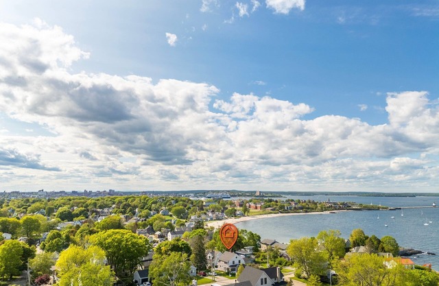 2 min walk to beach. New home in high end private beach community. Very walkable
