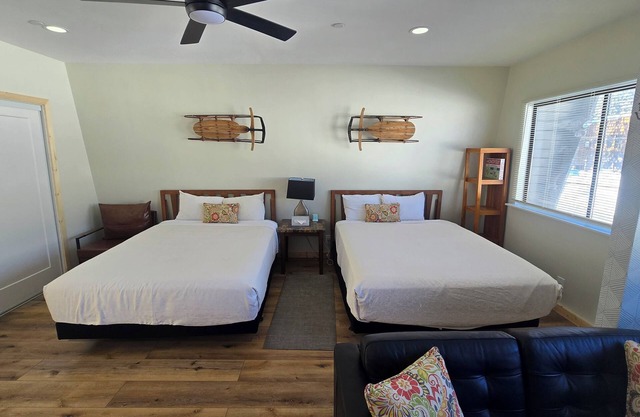 2 Queen Suite, Huge Deck, Free Breakfast!
