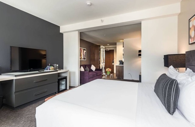 2 Relaxing Rooms with Rooftop Lounge & City Views of Chicago