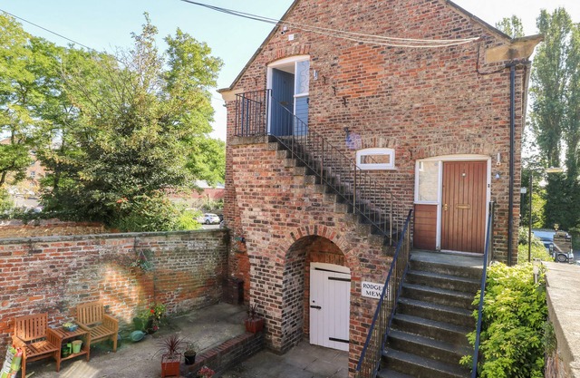 2 RODGERS MEWS, romantic, character holiday cottage in Malton