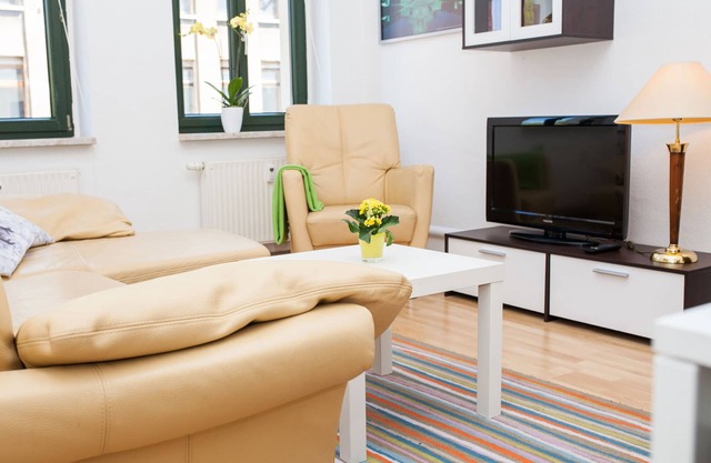 2 room apartment, kitchen, bathroom, balcony, cable TV, wireless internet, quiet - near city center